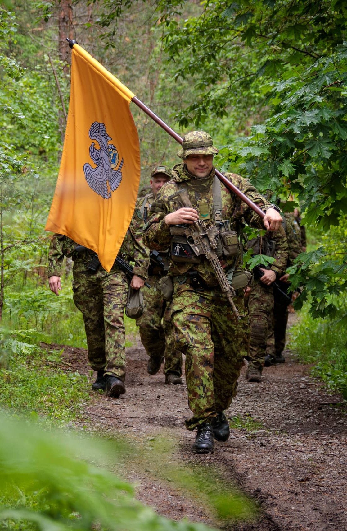 Männiku üksuse liikmed lipuga metsas